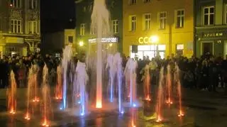 Tak wygląda fontana w nocy 