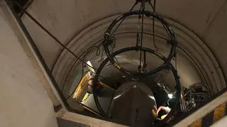 Tak wygląda współcześnie normalne demontowanie górnej części rakiety Minuteman III z głowicą