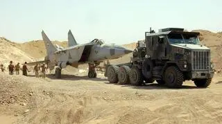 Tak wyglądał koniec irackiego lotnictwa. Mig-25 wygrzebany z piasku przez Amerykanów. Hussein chciał w ten sposób ukryć swoje samoloty, aby uniknąć ich zniszczenia w nalotach