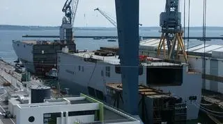 Tak wyglądał "Władywostok" przed połączeniem w całość. Tutaj akurat francuski "Mistral"