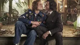 Taron Egerton (Elton John) i Richard Madden (John Reid) w filmie "Rocketman"