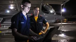 Technicy sprawdzają F-35 przed lotem przy pomocy laptopa