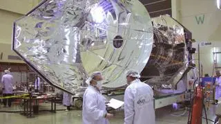 Teleskop Herschel czeka na swoje miejsce w Ariane (EADS Astrium / Mathias Pikelj )