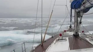 Teraz ekipa jest już między Ameryką Północną a Grenlandią i obiera kurs na Polskę