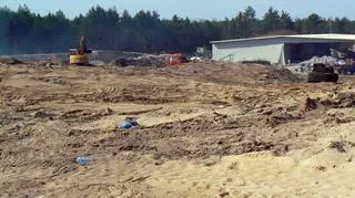 Teren składowiska przykrył piach