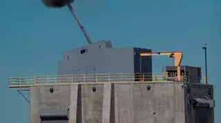 Test systemu ASG dla niszczycieli Zumwalt. Lufa wysuwa się ze specjalnego schowka tylko na czas prowadzenia ognia. Normalnie jest schowana, aby zmniejszyć powierzchnię odbicia fal radarowych