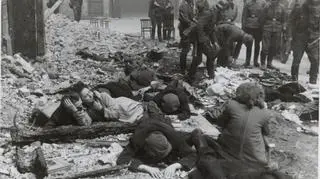The intersection of Smocza and Nowolipie streets. One of a few dozen pictures illustrating the liquidation of the Warsaw Ghetto