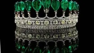 Tiara z diamentów i emeraldów też osiągnęła rekordową cenę - 12,7 mln dol. (fot. Sotheby's)