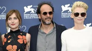 Tilda Swinton i Dakota Johnson z reżyserem Lucą Guadagnino