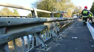 Tir przełamał bariery ochronne 