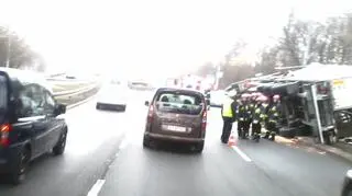Tir przewrócił się na ulicy Opolskiej w Krakowie
