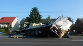 Tir "ściął" przystanek autobusowy