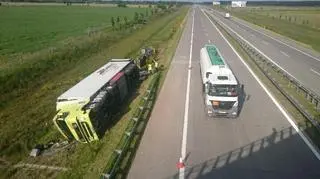 Tir wpadł do przyautostradowego rowu