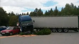 Tir wpadł na przydrożny parking i uszkodził zaparkowane samochody