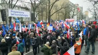 Tłum ludzi przed siedzibą TK w Warszawie