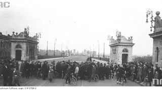 Tłum ludzi z rowerami przy wjeździe na Most ks