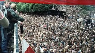 Tłum mieszkańców Gdańska zgromadzony przed Bramą nr 2 Stoczni Gdańskiej im. Lenina