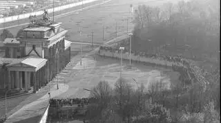 Tłum przed i na betonowej ścianie przy Bramie Brandenburskiej      