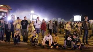 Tłumy ludzi czekały na tramwaje (fot. PAP/Tomasz Gzell)