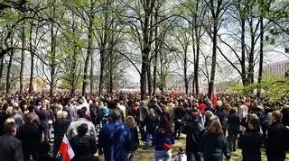 Tłumy stały w Ogrodzie Saskim (fot. internauta Maciej Dowhyluk)