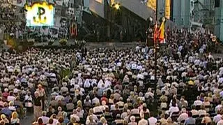 Tłumy warszawiaków przybyły na czwartkowe uroczytości (TVN24)