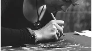 To pierwsza polska artystka, która ukończyła szkołę domu mody Chanel 