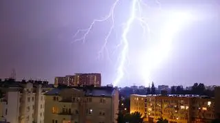 To zdjęcie błyskawic nad Warszawą otrzymaliśmy od Marcina