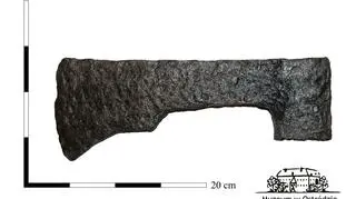 Topór bojowy, datowany na XIV-XV wiek 