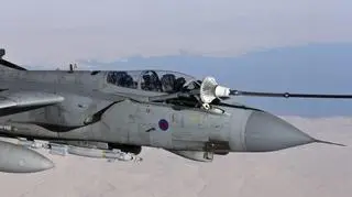 Tornado pobiera paliwo w locie. Pod kadłubem widać bomby Paveway. Duży szary przedmiot pod skrzydłem to dodatkowy zbiornik paliwa
