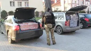 Towar przewożony był przez dwa auta