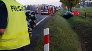 Toyota wypadła z drogi , uderzyła w drzewo i koziołkowała