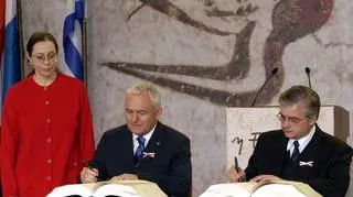 Traktat Akcesyjny podpisują premier Leszek Miller i minister spraw zagranicznych Włodzimierz Cimoszewicz, Ateny, Akropol, 16 kwietnia 2003 r. 