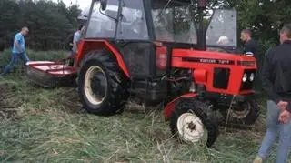 Traktor udało się wyciągnąć przy pomocy rolników