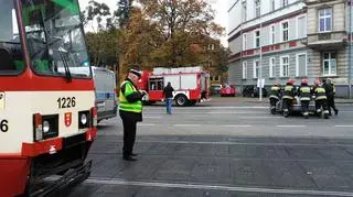 Tramwaj uderzył w auto 