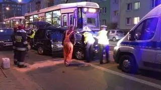 Tramwaj zderzył się z osobówkami
