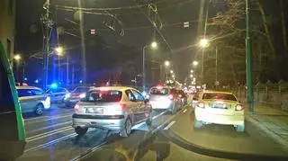 Tramwaje często muszą stać w korkach