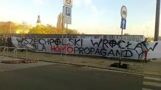 Transparent, który powitał Roberta Biedronia 