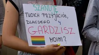 Transparent z napisem "Szanuję twoich przyjaciół. Dlaczego ty gardzisz moimi?"