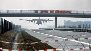 Transportowiec C-130 Hercules lądujący na niemieckiej autostradzie A29 podczas ćwiczeń w latach 80.