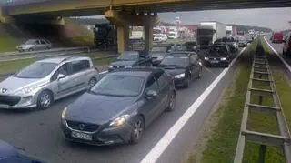 Trójmiejska obwodnica stoi po zderzeniu czterech samochodów