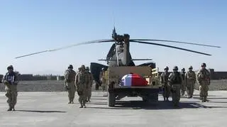 Trumna z ciałem polskiego żołnierza/ PAP