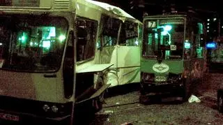 Trwamaj uderzył w bok autobusu (fot. Zbigniew Krzakala)