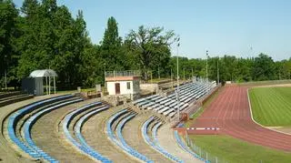 Trybuna i budka komentatorska na stadionie