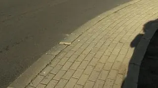 Trzy ślady w chodniku, prawdopodobnie od kul