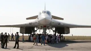 Tu-160 mają zmienną geometrię skrzydeł. Podczas lotu z małą prędkością rozkładają je, aby utrzymać się w powietrzu. Lecąc szybko składają, aby ograniczyć opór powietrza