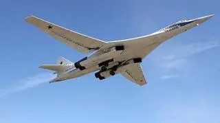 Tu-160 (oznaczenie zachodnie Blackjack - Biały Łabędź) są zdolne do przenoszenia nuklearnych pocisków manewrujących