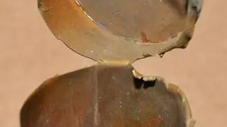 Tuby były ukryte pomiędzy stropem a belką nośną