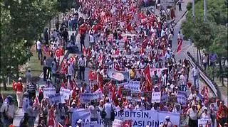Turcy masowo wychodzą na ulice miast, aby protestować przeciwko zamachom