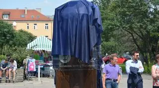 Tuż przed odsłonięciem 