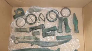 Twierdzą, że znaleźli skarby w garnku. Przynieśli je urzędnikom